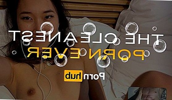 Порно Пародия: Спортсменка в розовых шортиках после тренировки делает зрелому инструктору по фитнесу сочный минет, а затем скачет на его члене киской при подругах